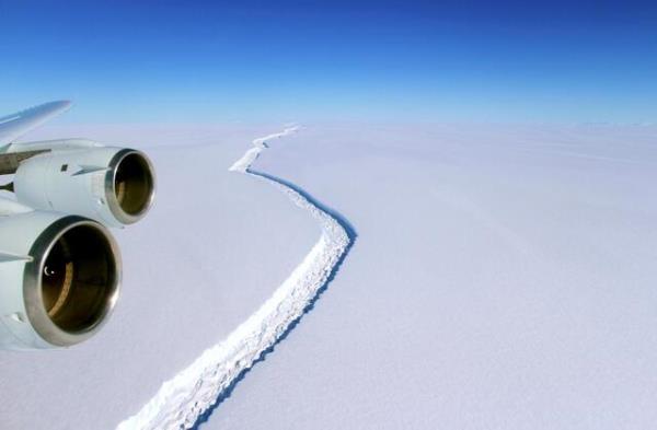 科学家们统计了许多具有保护作用的南极冰架的大量融化数万亿吨的冰消失了
